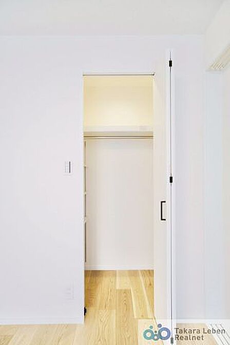 各居室にはクローゼットを設置しており、衣類の収納に困りません。