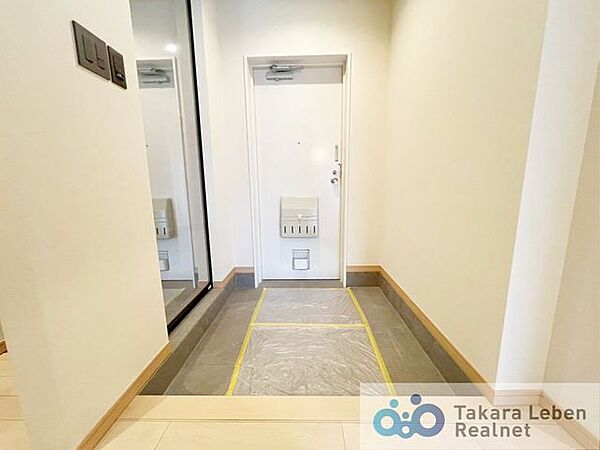 ゆとりを感じる玄関スペースで、荷物の多い日も出入りしやすい設計です。