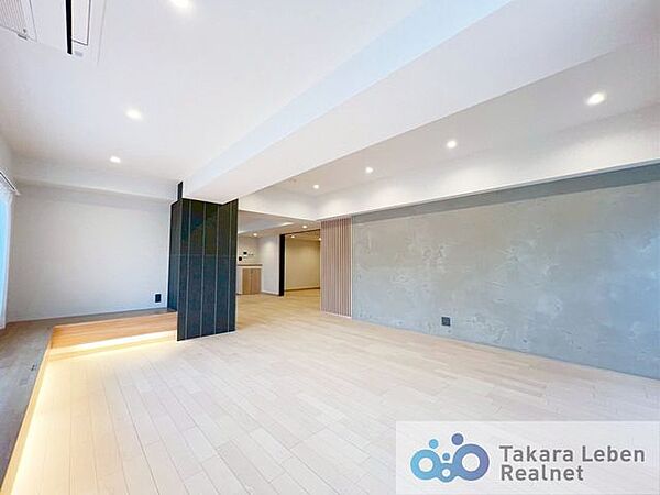毎日の暮らしの中心となるリビング。穏やかな時間を過ごせる明るい空間です。