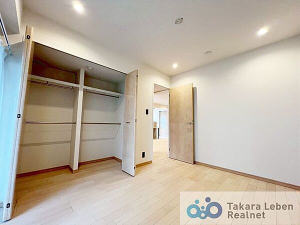 洋室約5.3帖：収納力のあるクローゼットで、お部屋がスッキリ広く使用できます。