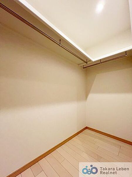洋室約8.5帖：ウォークインクローゼット付きの居室は、家具を増やしすぎず空間を有効活用できます。
