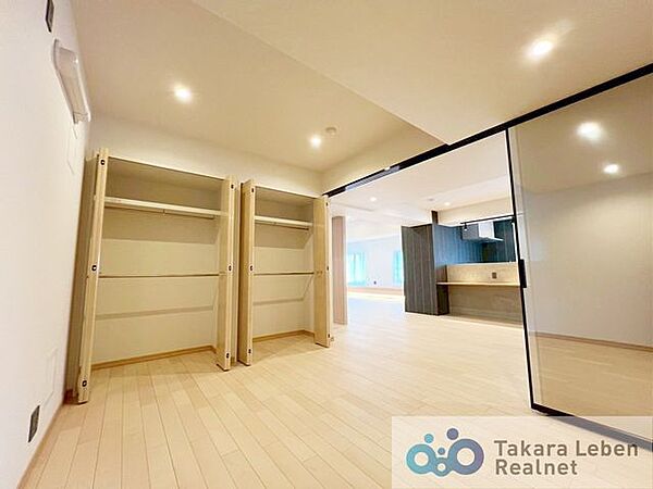 洋室約5.5帖：独立したお部屋としてだけでなく、リビング空間の延長として利用しても良いですね。