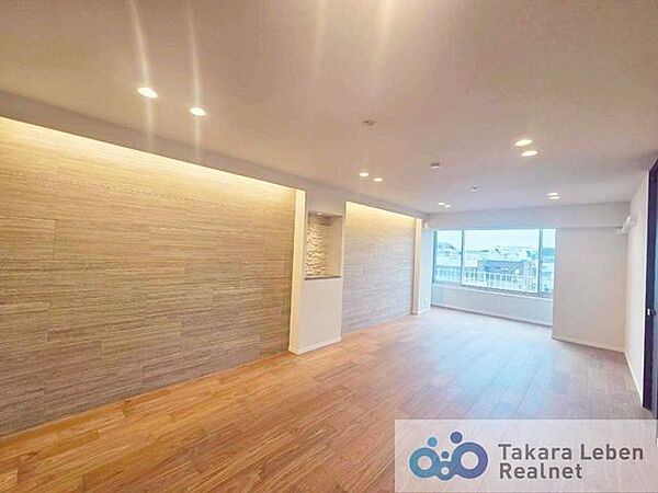 開放感のあるリビングは、食事やくつろぎの時間を心地よく演出してくれる空間です。