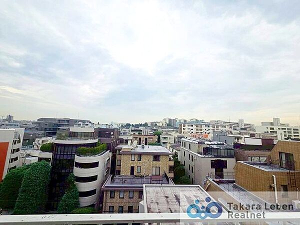 バルコニーから広がる景色を楽しみながら、ゆったりとした時間を過ごせます。
