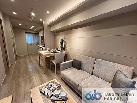 南東向きバルコニーに面したLDK・間接照明が優しく照らす、居心地の良いリビングです。