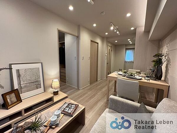 南東向きバルコニーに面したLDK・間接照明が優しく照らす、居心地の良いリビングです。