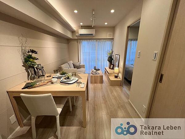 南東向きバルコニーに面したLDK・間接照明が優しく照らす、居心地の良いリビングです。