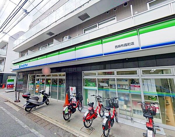 ファミリーマート西麻布霞町店 徒歩3分。 190m