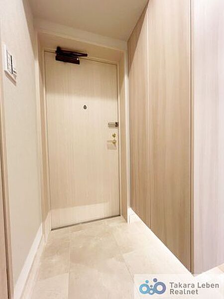 落ち着いた雰囲気の玄関空間が、帰宅時にほっとするひとときを演出します。