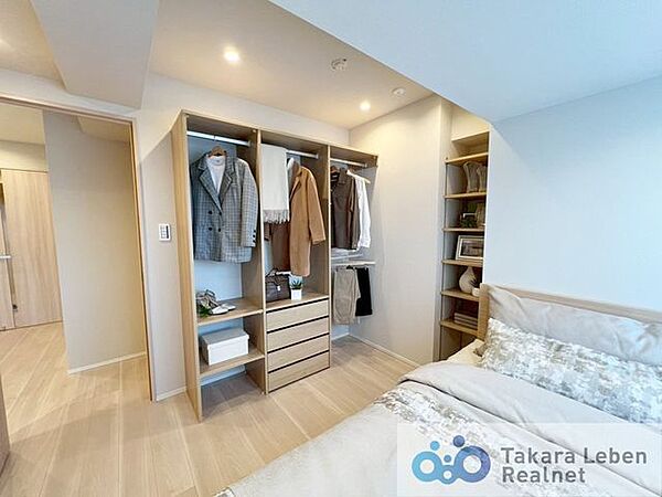 バルコニー側洋室：クローゼット付きの居室は、家具を増やしすぎず空間を有効活用できます。