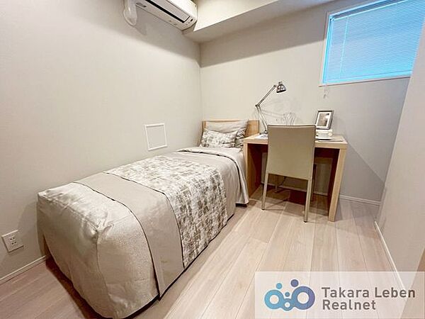 サービスルーム：やわらかな陽光に包まれる居室で、読書や趣味の時間ものびのびと楽しめます。