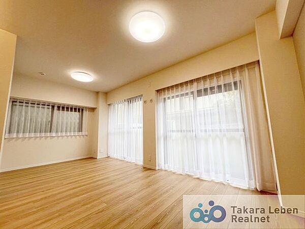 陽光がやさしく差し込むリビング。家族が自然と集まり、思い思いの時間をゆったり過ごせます。