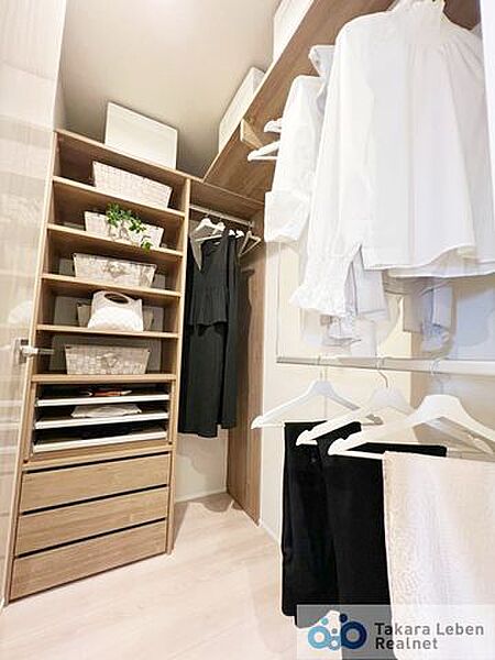 大容量のウォークインクローゼット。衣類だけではなく、スーツケースや小物類なども収納できます。