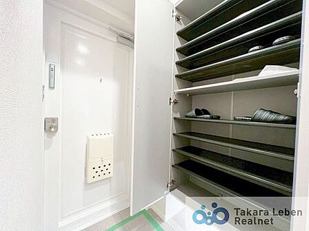 大型のシューズボックスも据え付けられているので靴の収納に困りません。