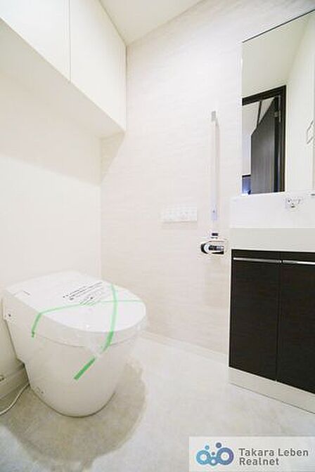 ウォシュレット機能付きで日々のトイレ使用が一段と快適に!衛生的なトイレ環境を実現することが可能です。