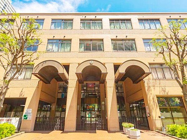 港区立港南中学校 徒歩7分。 560m