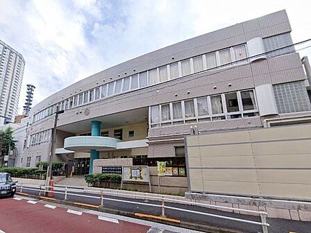 新宿区立牛込仲之小学校 徒歩9分。 690m