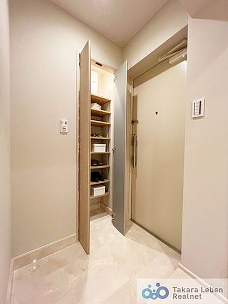 お気に入りの靴や雨具を収納できるシューズインクローク