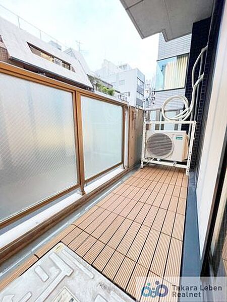 陽光が燦々と入り込む明るいバルコニー。陽当りも良好なので、お洗濯物も早く乾きそうです。