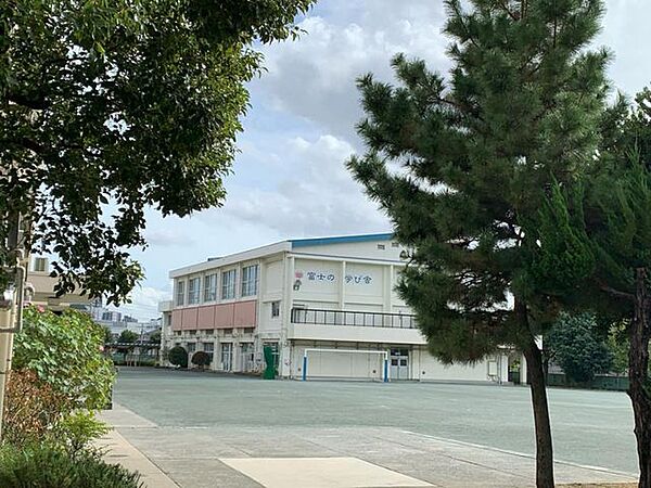 世田谷区立富士中学校 徒歩9分。 690m