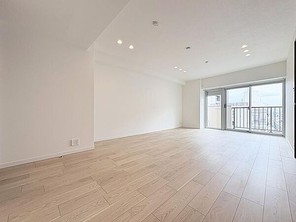 18帖のLDKで広々使用できます。キッチンからリビング全体を見渡すことができます。お子さんの様子を見ながらお料理ができるのが安心ですね。