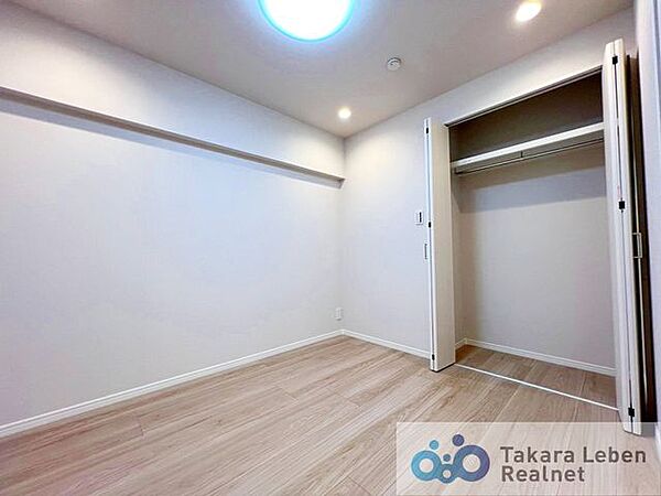 落ち着いた色合いでまとめられた洋室は、くつろぎの時間を過ごす居室としておすすめ。自分だけの空間を演出できます。