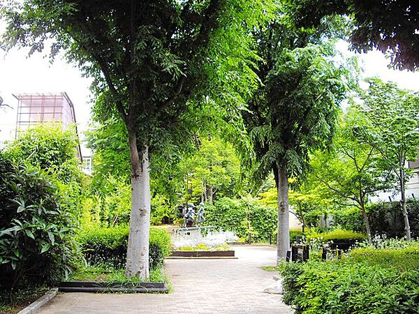 中央緑地公園 徒歩6分。 410m