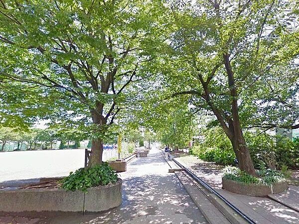 落合中央公園 徒歩13分。 990m