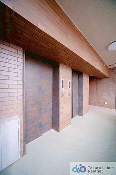 複数台のエレベーターを備えたマンション。待ち時間が分散されやすく、日常の移動がしやすい共用設備です。