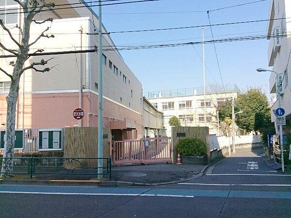 渋谷区立笹塚中学校 徒歩9分。 720m