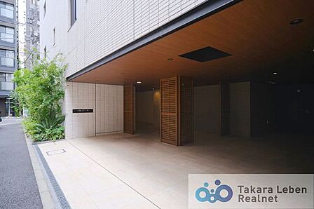 住まう人や訪れる方を優しくお出迎えするエントランス。