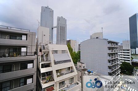 バルコニーからの眺望。室内にも爽やかな風と心地の良い日差しが差し込みます。