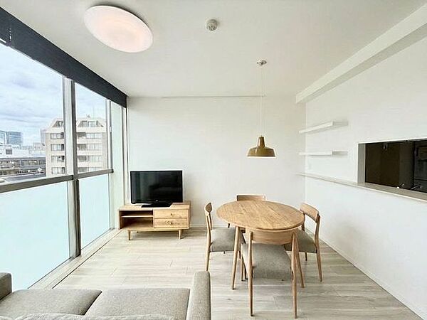 キッチンからリビング全体を見渡すことができます。各居室では独立性を保ちながらも、リビングでは家族が一緒に寛げる空間に。※掲載画像はバーチャルステージングによるイメージ画像です。
