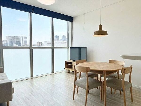 毎日のお食事やティータイム、読書やお昼寝など、なんでも受け入れてくれる自由で心地良いリビング※掲載画像はバーチャルステージングによるイメージ画像です。