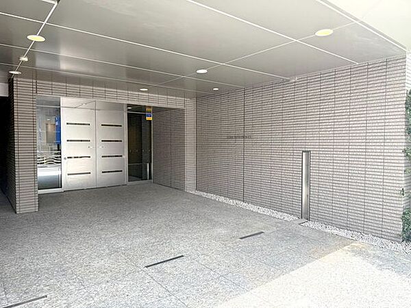 重厚感と高級感のあるデザインのエントランス。エントランス周りは広々としたアプローチとなっており、毎日のお出かけを気持ち良く後押ししてくれます。