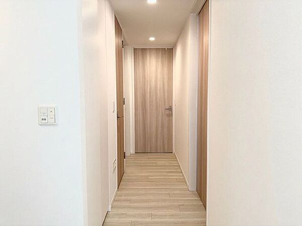 ナチュラルカラーの室内廊下、明るく開放感のある空間を演出します。