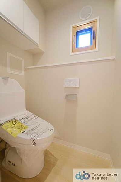 ウォシュレット機能付きで日々のトイレ使用が一段と快適に！衛生的なトイレ環境を実現することが可能です。