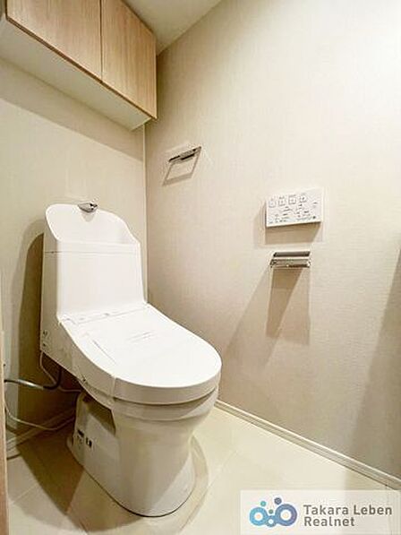 ウォシュレット機能付きで日々のトイレ使用が一段と快適に！衛生的なトイレ環境を実現することが可能です。