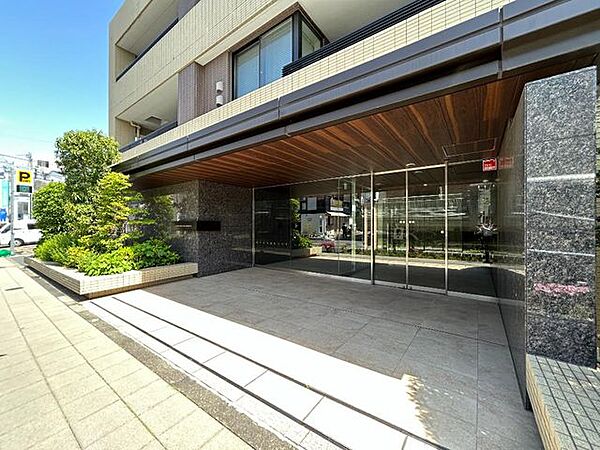 マンションエントランスです。落ち着いた温かみのある色調で、住む人をやさしく迎えてくれます。広々とした高級感溢れるエントランスが、ワンランク上の生活をお約束致します。