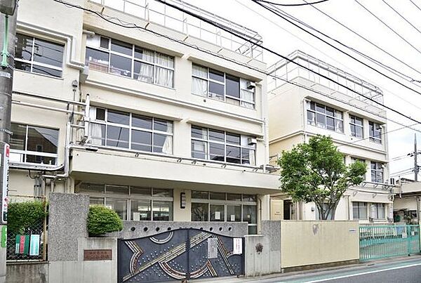 世田谷区立中丸小学校 徒歩5分。 300m