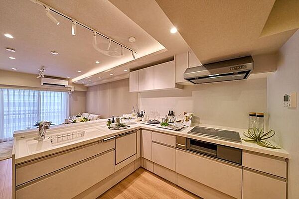 調理の幅が広がるグリル付きの3つ口コンロ、広々調理スペースでお料理がもっと楽しくなりますね。収納も豊富でスッキリと見せることができます。冷蔵庫置き場には生活感を隠せる扉付です◎