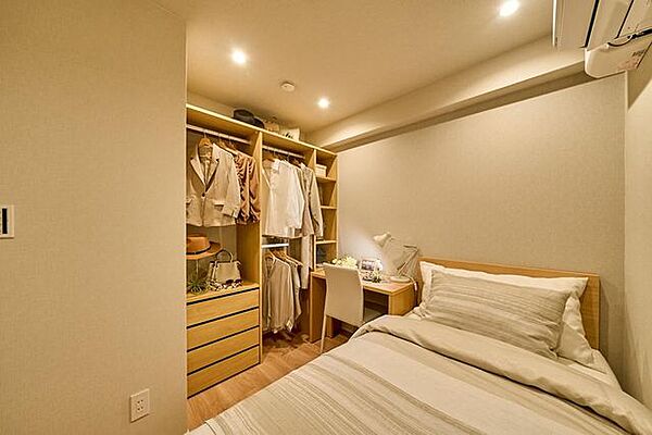 サービスルームとしても、お子様のお部屋やお仕事部屋にも活用できる洋室です。クローゼットはオープンで、ライフスタイルに合わせてコーディネートも楽しめます。