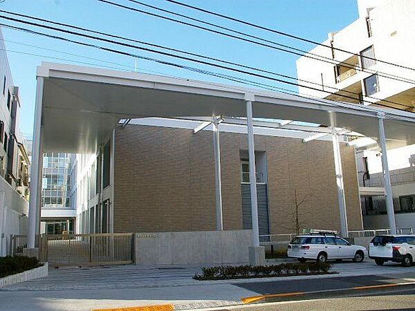 港区立三田中学校 徒歩7分。 540m