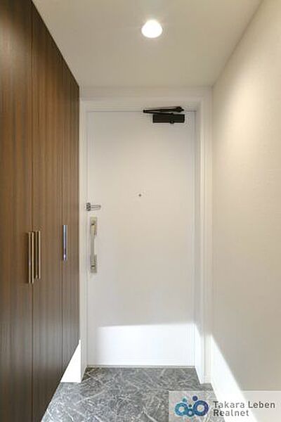 収納力のあるトールサイズのシューズボックスが据え付けられているので靴の収納に困りません。