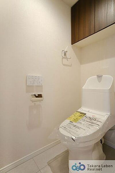 ウォシュレット機能付きで日々のトイレ使用が一段と快適に！衛生的なトイレ環境を実現することが可能です。