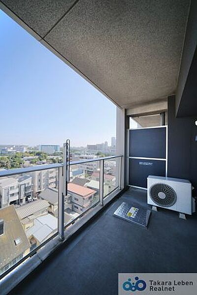 リビングとつながる開放的なバルコニーは、家事動線もスムーズで使い勝手の良い空間です。