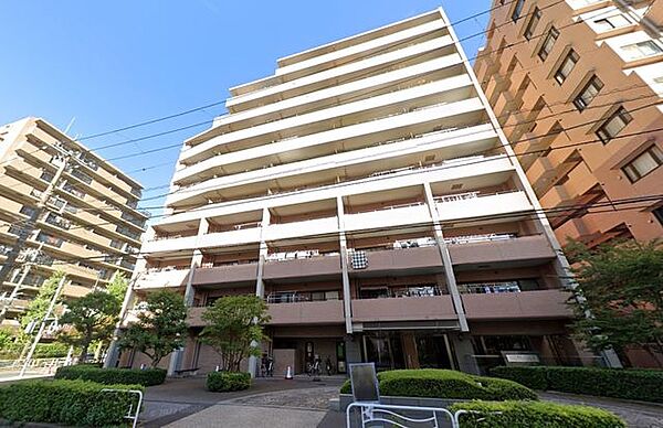陽光を浴び照らされた美しい煌めきのフォルムが、周りの風景に馴染みながらも存在感を際立たせております。もちろん、その中にもどこか優しさを感じさせるカラーを採用し、住まう人を優しく包み込みます。