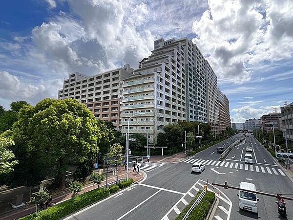 街に馴染みつつも確かな存在感を放つ、洗練されたフォルムと柔らかな印象を併せ持つ外観デザイン。