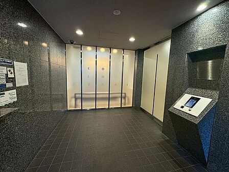 建物の印象を整える、落ち着いたデザインのエントランス。住まう方や来訪者を穏やかに迎える空間です。