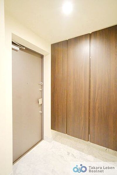シンプルな玄関は、インテリアを選ばず、すっきりとした印象。毎日の外出・帰宅をスムーズに迎えられます。
